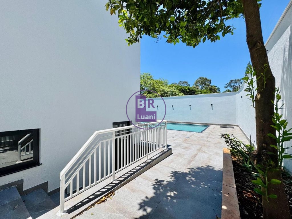 Linda casa moderna em alto padrão á venda