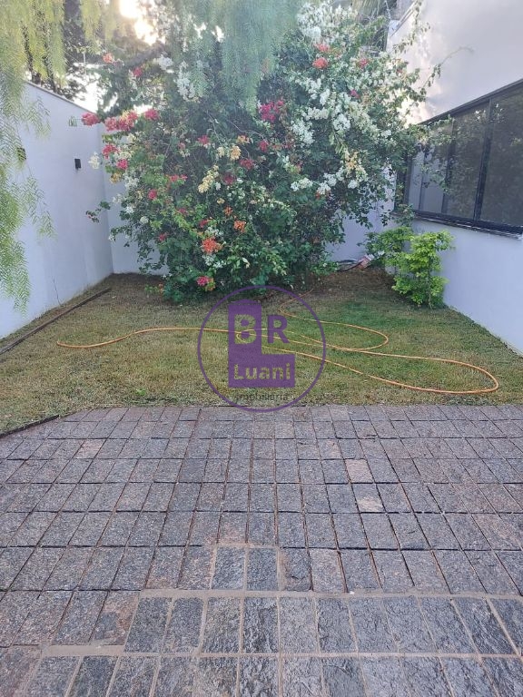 Linda casa moderna em alto padrão á venda