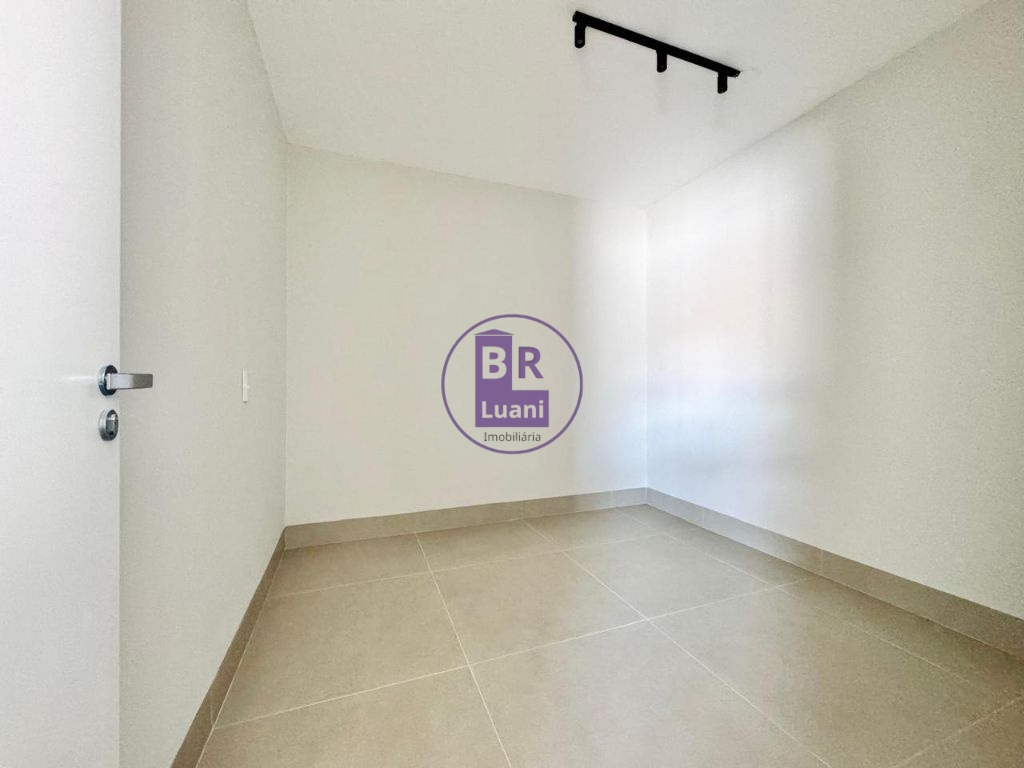 Linda casa moderna em alto padrão á venda