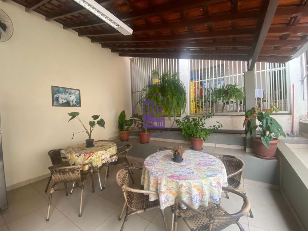 Linda casa a venda