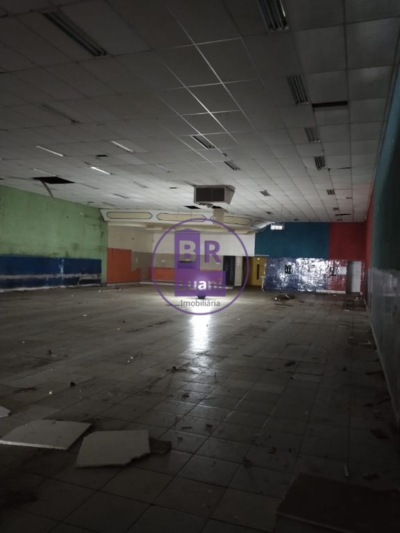 Barracão enorme no coração da cidade com toda infraestrutura
