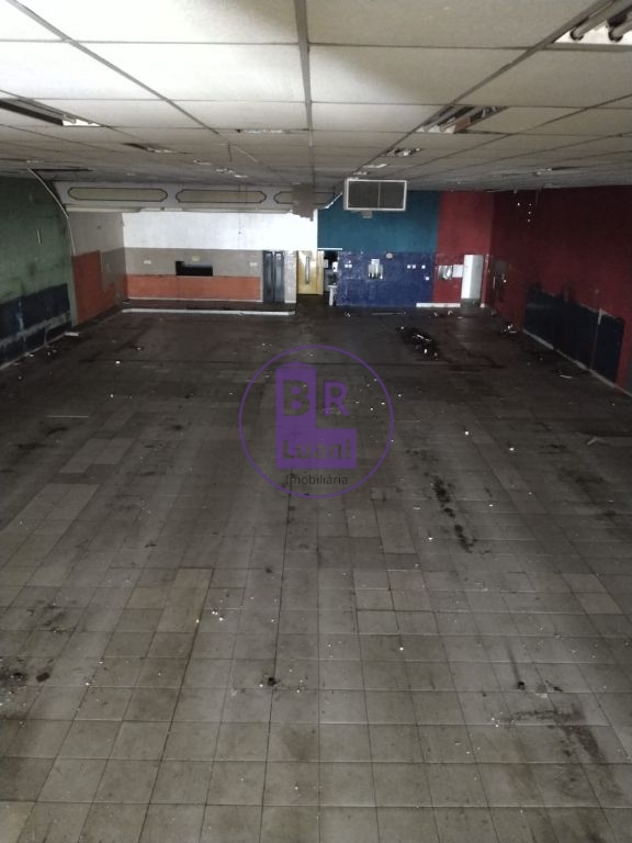Barracão enorme no coração da cidade com toda infraestrutura