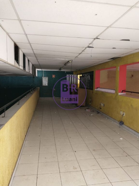 Barracão enorme no coração da cidade com toda infraestrutura
