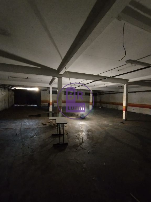 Barracão enorme no coração da cidade com toda infraestrutura