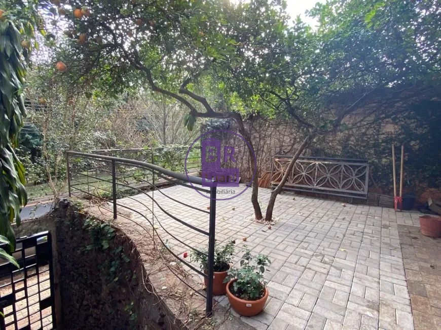 Linda e Espaçosa Casa situada no Jardim Higienópolis