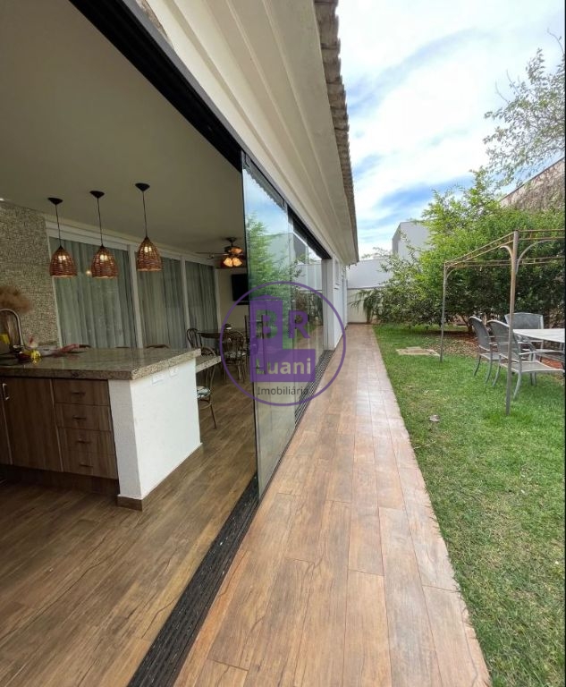 Casa térrea de luxo em condomínio fechado – conforto, segura
