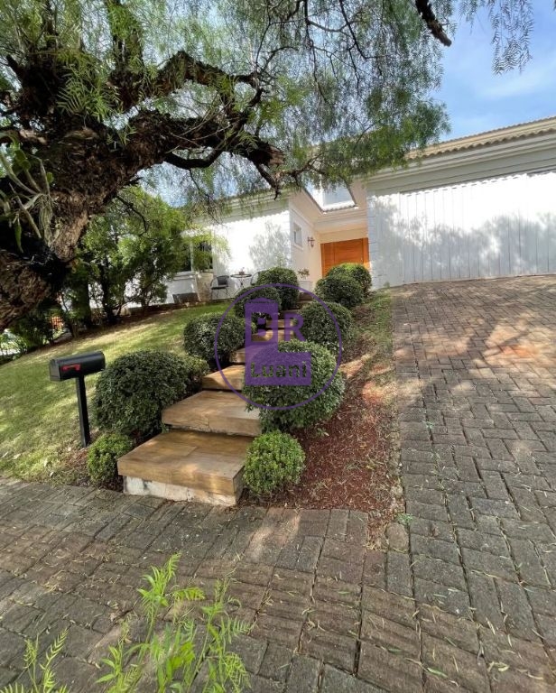 Casa térrea de luxo em condomínio fechado – conforto, segura