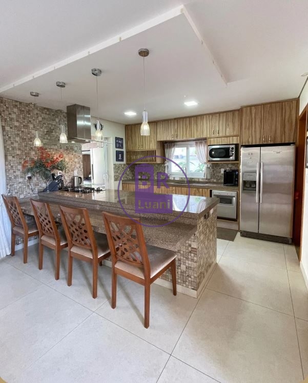 Casa térrea de luxo em condomínio fechado – conforto, segura