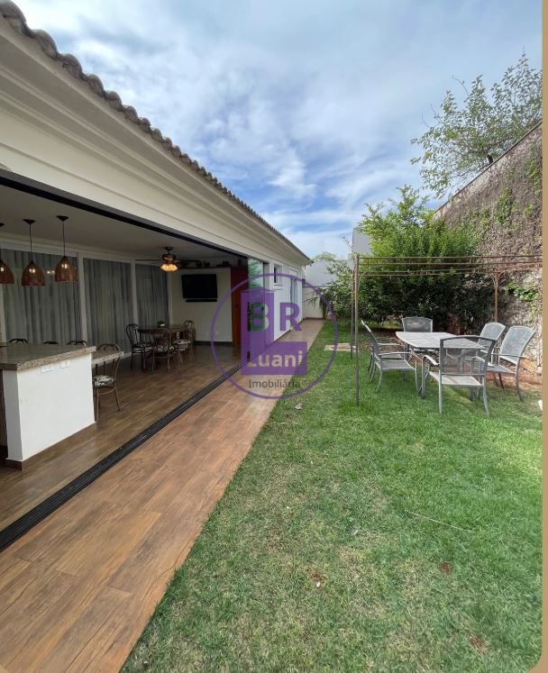 Casa térrea de luxo em condomínio fechado – conforto, segura
