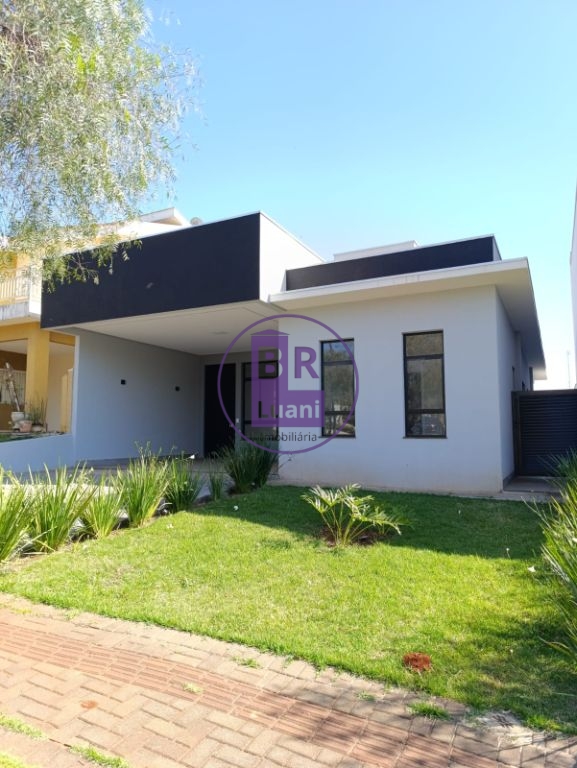 Casa a venda no condomínio golden hill