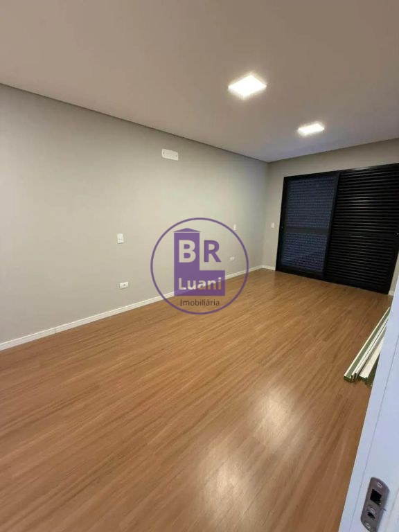 Sobrado novo semi mobiliado no condomínio araçari