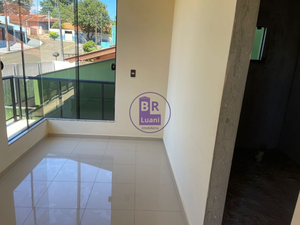 Sobrado à venda em Cambé com 4 quartos