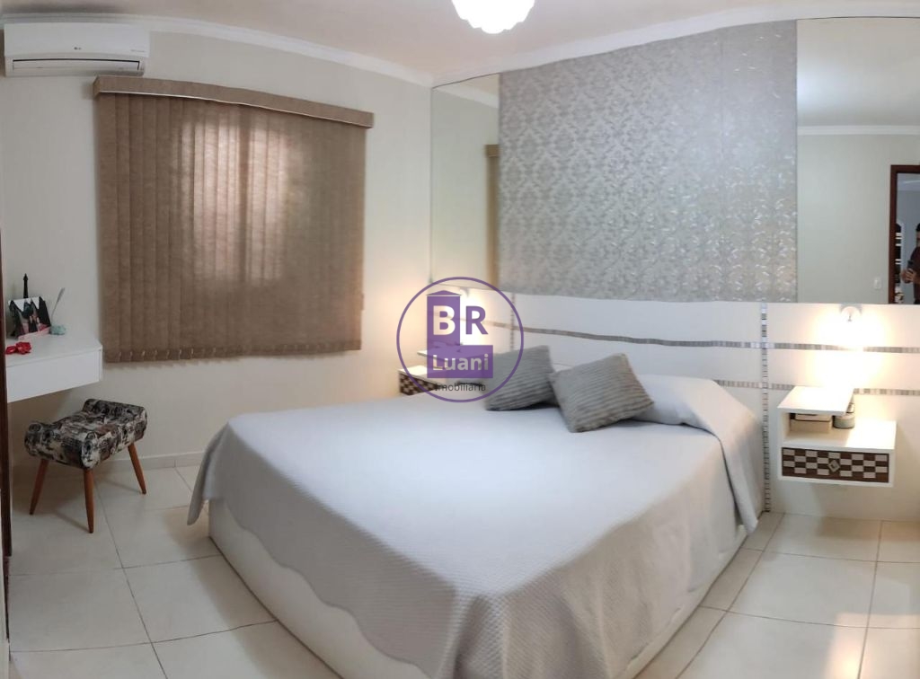 Linda casa à venda com 3 dormitórios sendo 1 suíte .