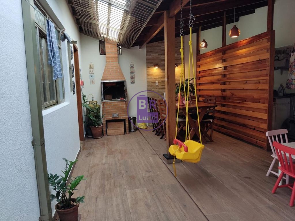 Linda casa à venda com 3 dormitórios sendo 1 suíte .