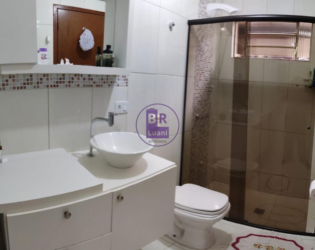 Linda casa à venda com 3 dormitórios sendo 1 suíte .