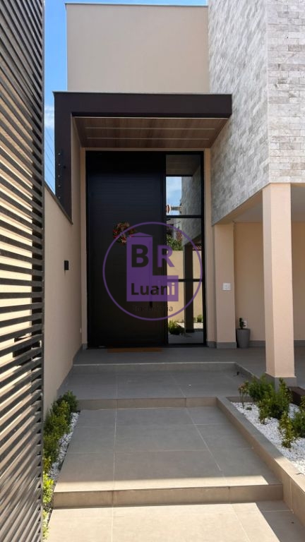 Casa alto padrão com 3 suites porteira fechada à venda