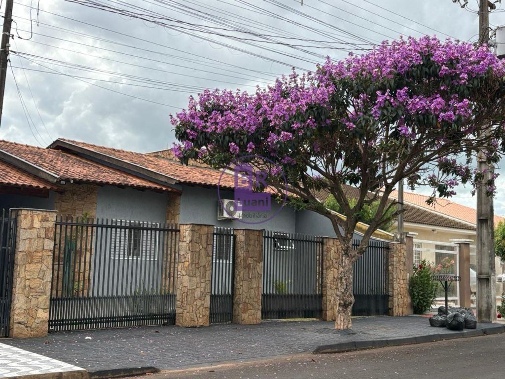 Excelente casa à venda com 3 dormitórios sendo 1 suite