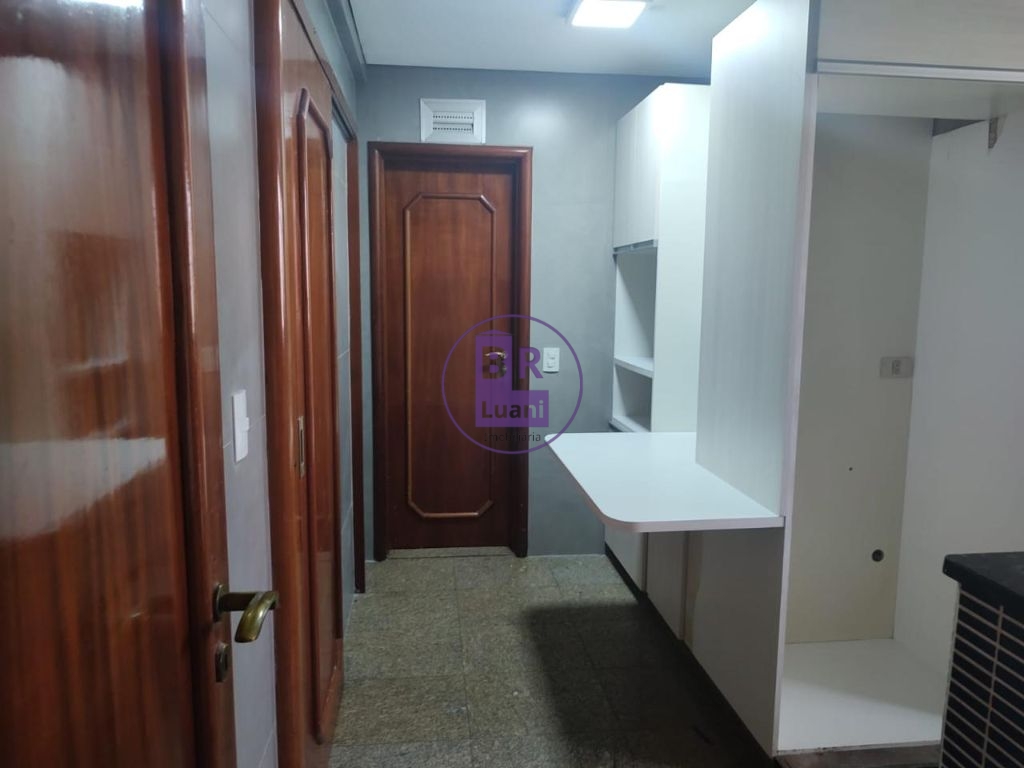 Lindo apartamento tríplex com 4cdormitorios sendo 2 suítes.