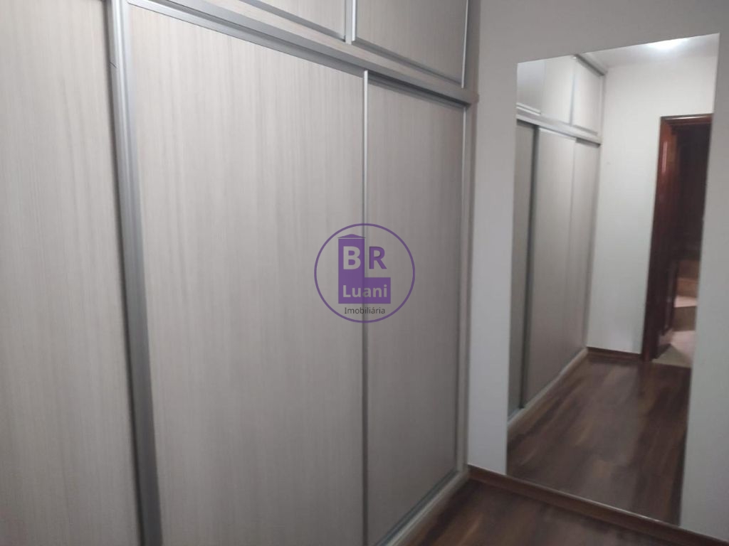 Lindo apartamento tríplex com 4cdormitorios sendo 2 suítes.