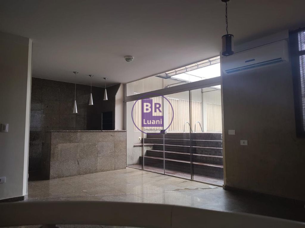 Lindo apartamento tríplex com 4cdormitorios sendo 2 suítes.
