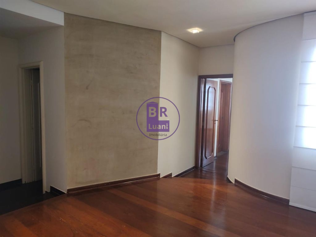 Lindo apartamento tríplex com 4cdormitorios sendo 2 suítes.