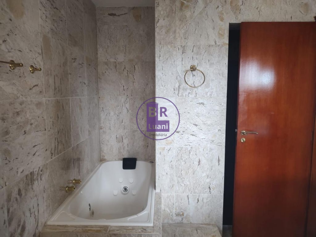 Lindo apartamento tríplex com 4cdormitorios sendo 2 suítes.