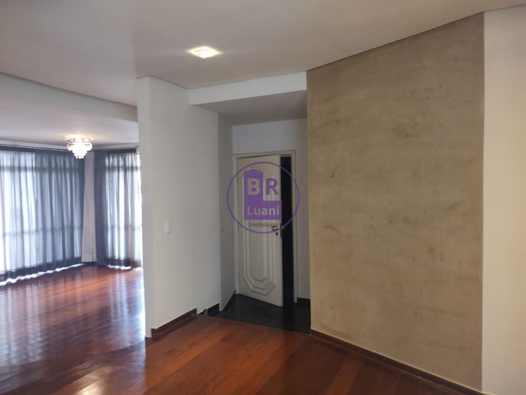 Lindo apartamento tríplex com 4cdormitorios sendo 2 suítes.