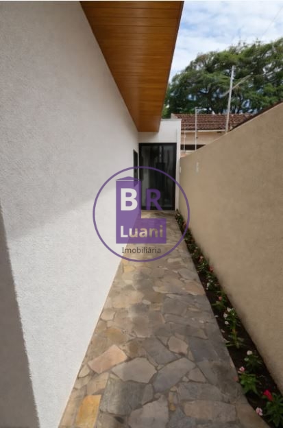 Linda casa à venda toda reformada com 3 dormitórios sendo 1 