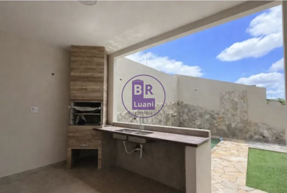 Linda casa à venda toda reformada com 3 dormitórios sendo 1 
