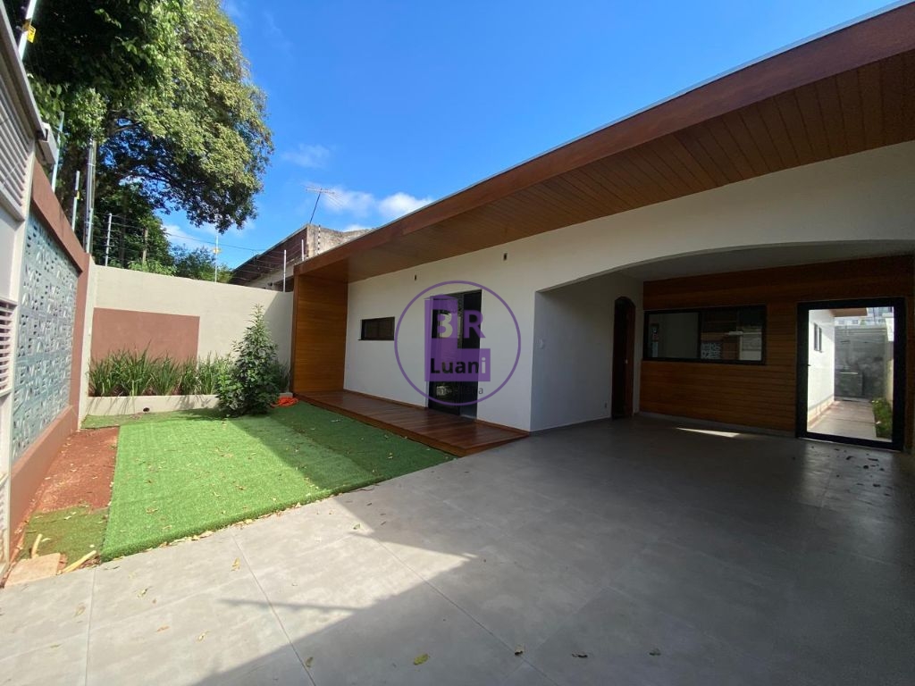 Linda casa à venda toda reformada com 3 dormitórios sendo 1 