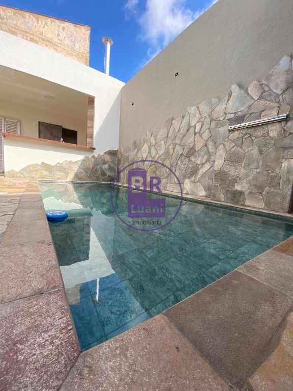 Linda casa à venda toda reformada com 3 dormitórios sendo 1 