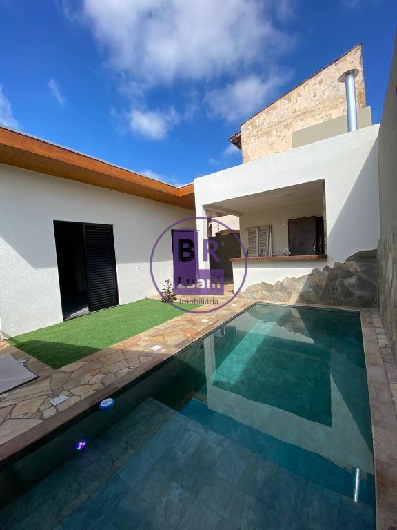 Linda casa à venda toda reformada com 3 dormitórios sendo 1 