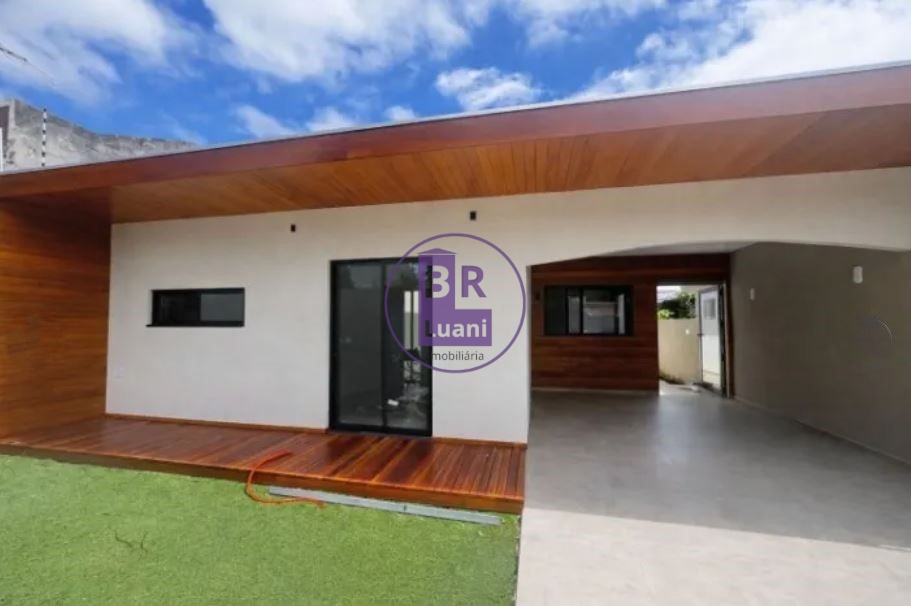 Linda casa à venda toda reformada com 3 dormitórios sendo 1 