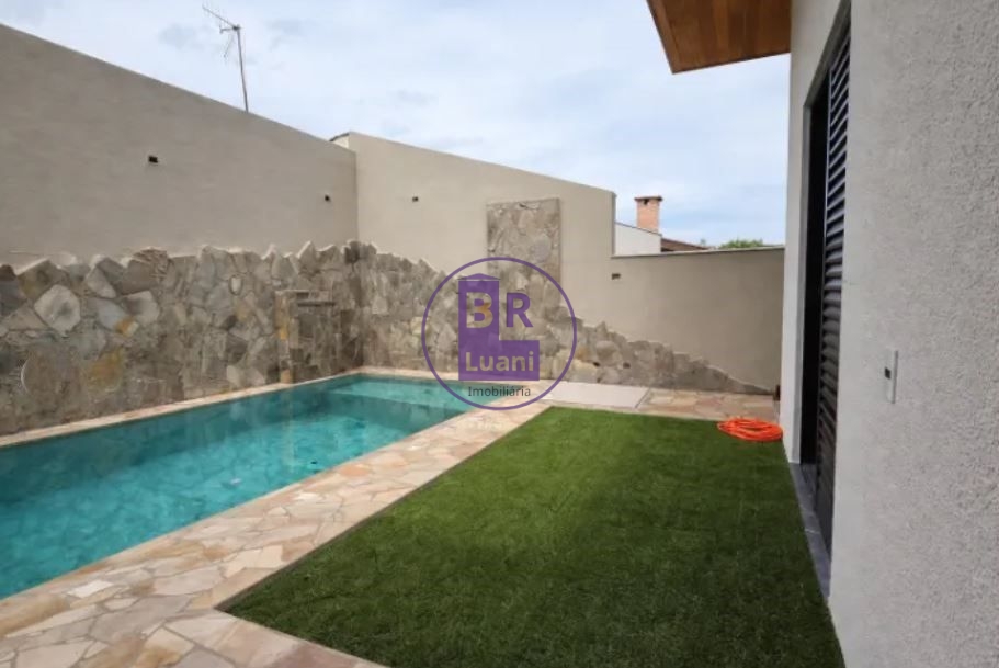 Linda casa à venda toda reformada com 3 dormitórios sendo 1 