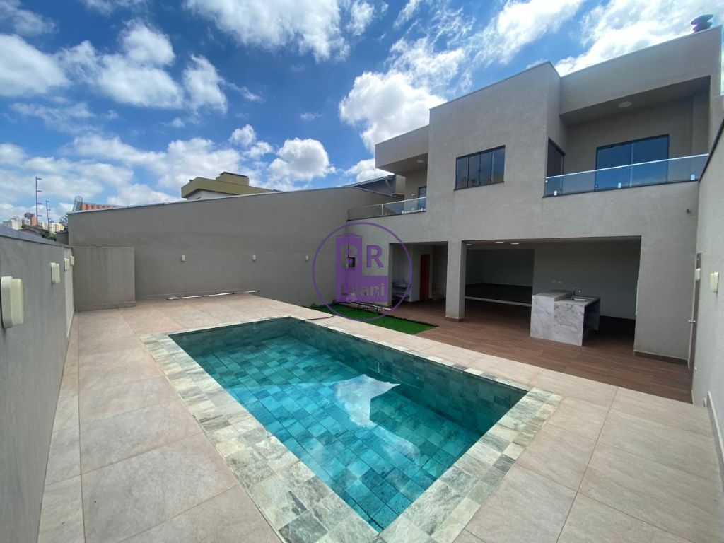 Linda casa nova com 3 dormitórios sendo 1 suíte com um ótima localização.