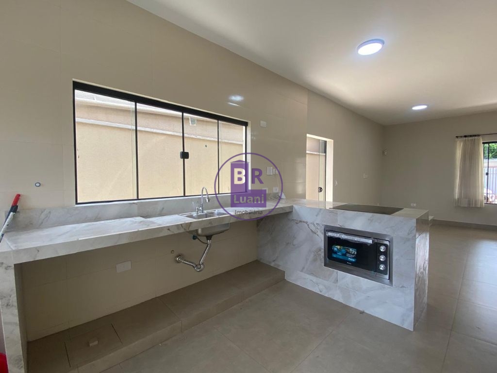 Linda casa nova com 3 dormitórios sendo 1 suíte com um ótima