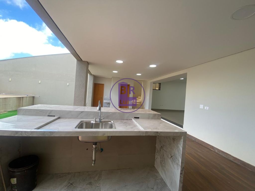 Linda casa nova com 3 dormitórios sendo 1 suíte com um ótima localização.
