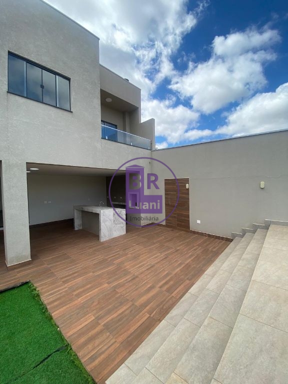 Linda casa nova com 3 dormitórios sendo 1 suíte com um ótima localização.