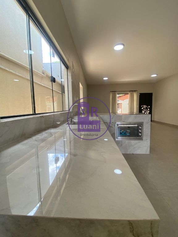 Linda casa nova com 3 dormitórios sendo 1 suíte com um ótima