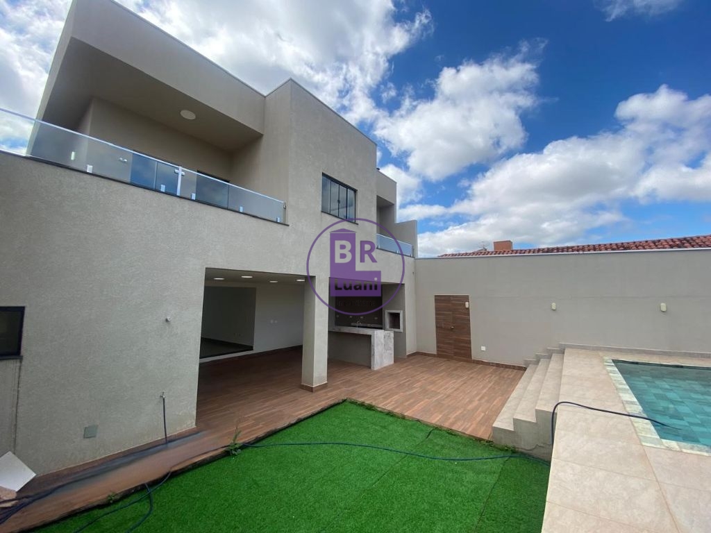 Linda casa nova com 3 dormitórios sendo 1 suíte com um ótima localização.