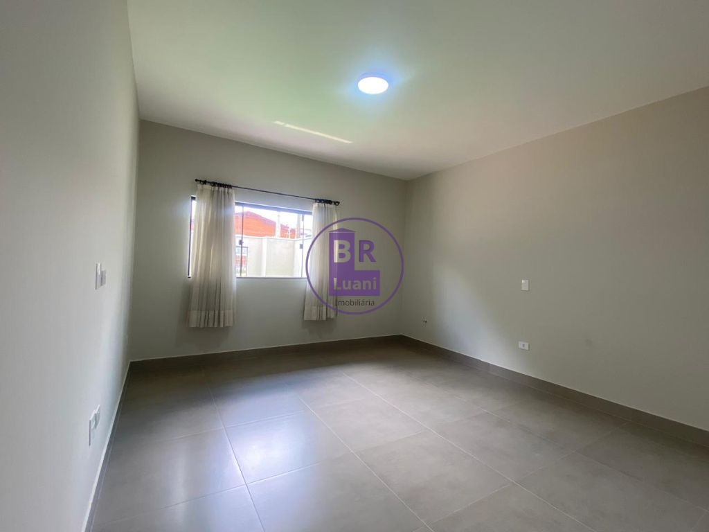Linda casa nova com 3 dormitórios sendo 1 suíte com um ótima