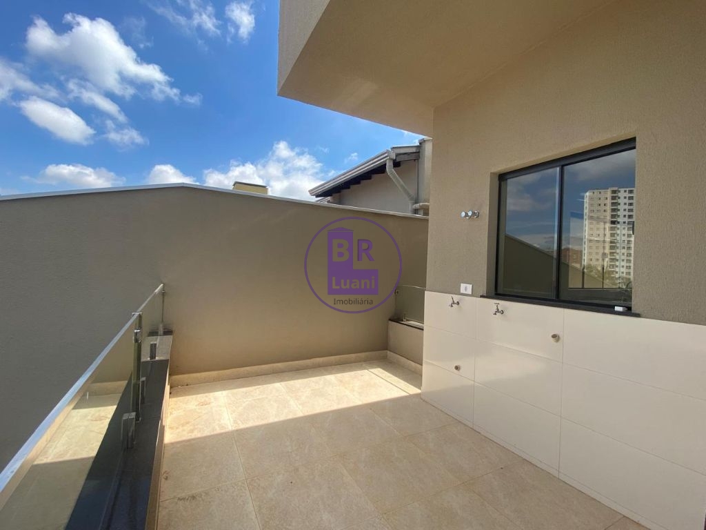 Linda casa nova com 3 dormitórios sendo 1 suíte com um ótima
