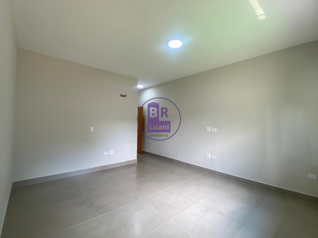 Linda casa nova com 3 dormitórios sendo 1 suíte com um ótima