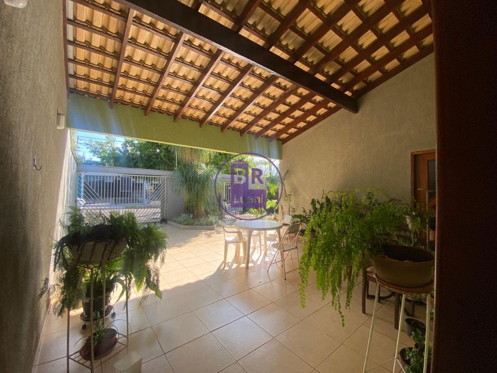 Casa térrea à venda com 3 dormitórios sendo 1 suíte