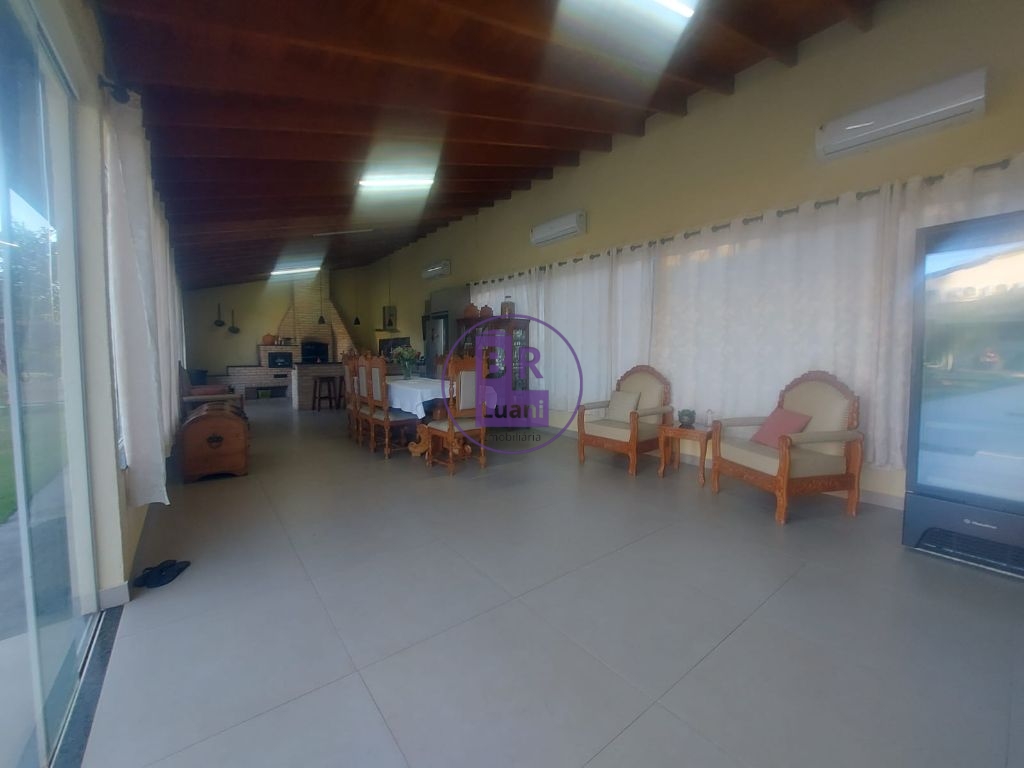 Casa luxuosa com 4 amplas suítes em condomínio no bairro san