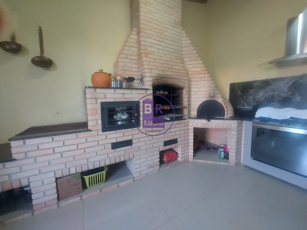 Casa luxuosa com 4 amplas suítes em condomínio no bairro san