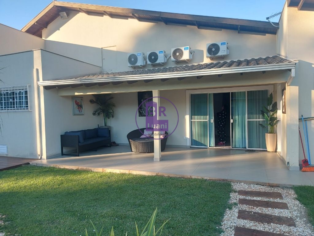 Casa luxuosa com 4 amplas suítes em condomínio no bairro san
