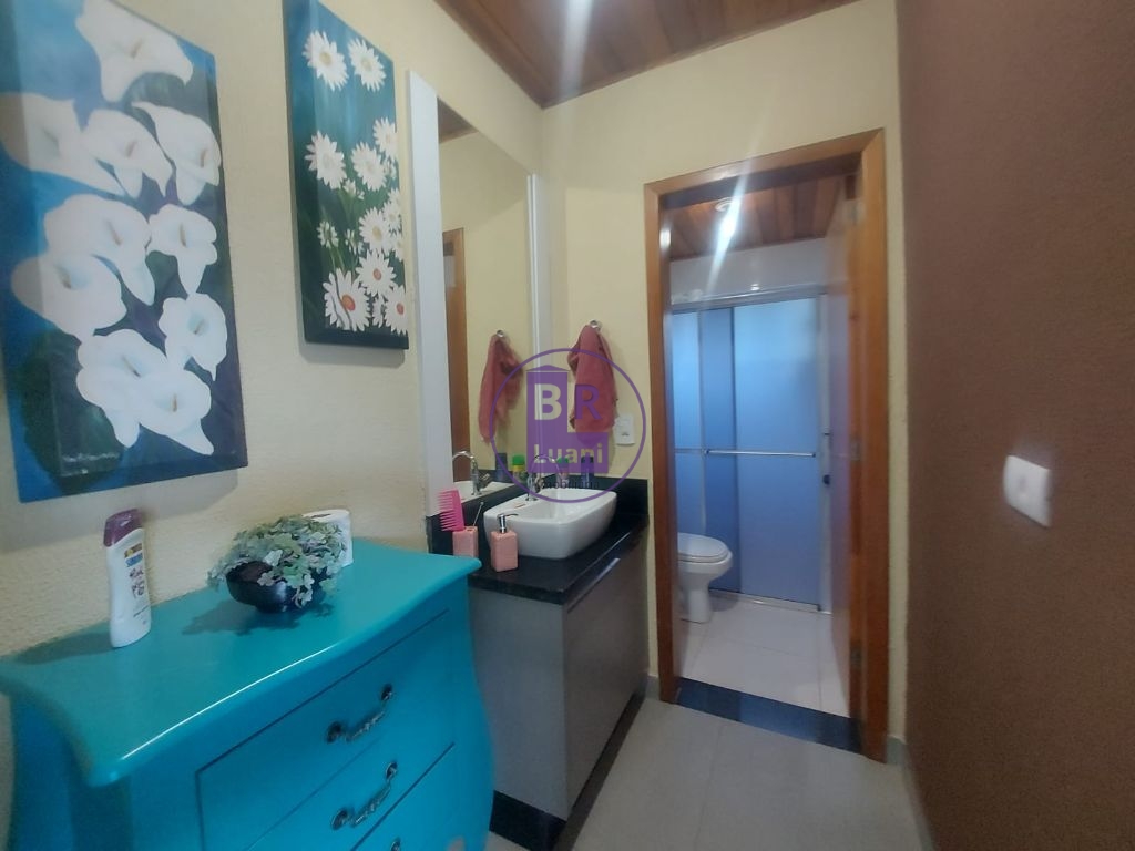 Casa luxuosa com 4 amplas suítes em condomínio no bairro san