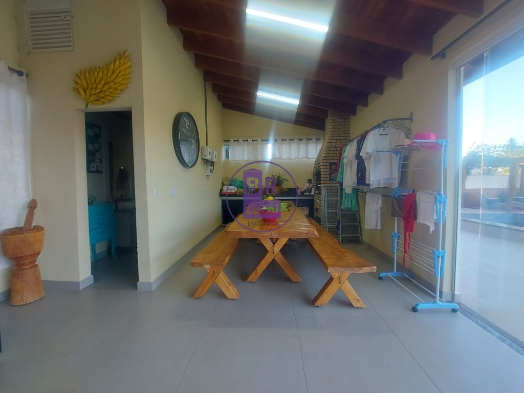 Casa luxuosa com 4 amplas suítes em condomínio no bairro san
