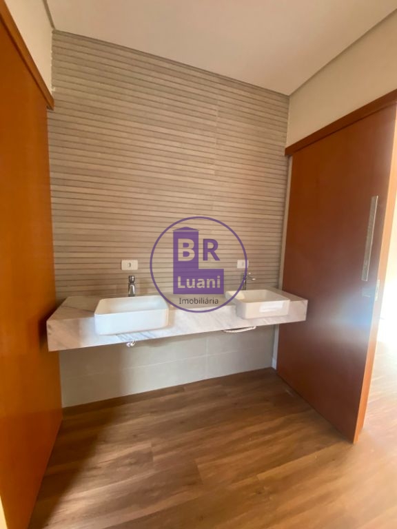 Sobrado em alto padrão com 4 dormitórios sendo 2 suítes e 2 demi-suite.